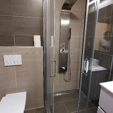 Apartment Lipno Bergmax, Areal Lipno 16min Dojezd - Male Lipno S Terasou A Zahradkou, Parking Free Černá v Pošumaví